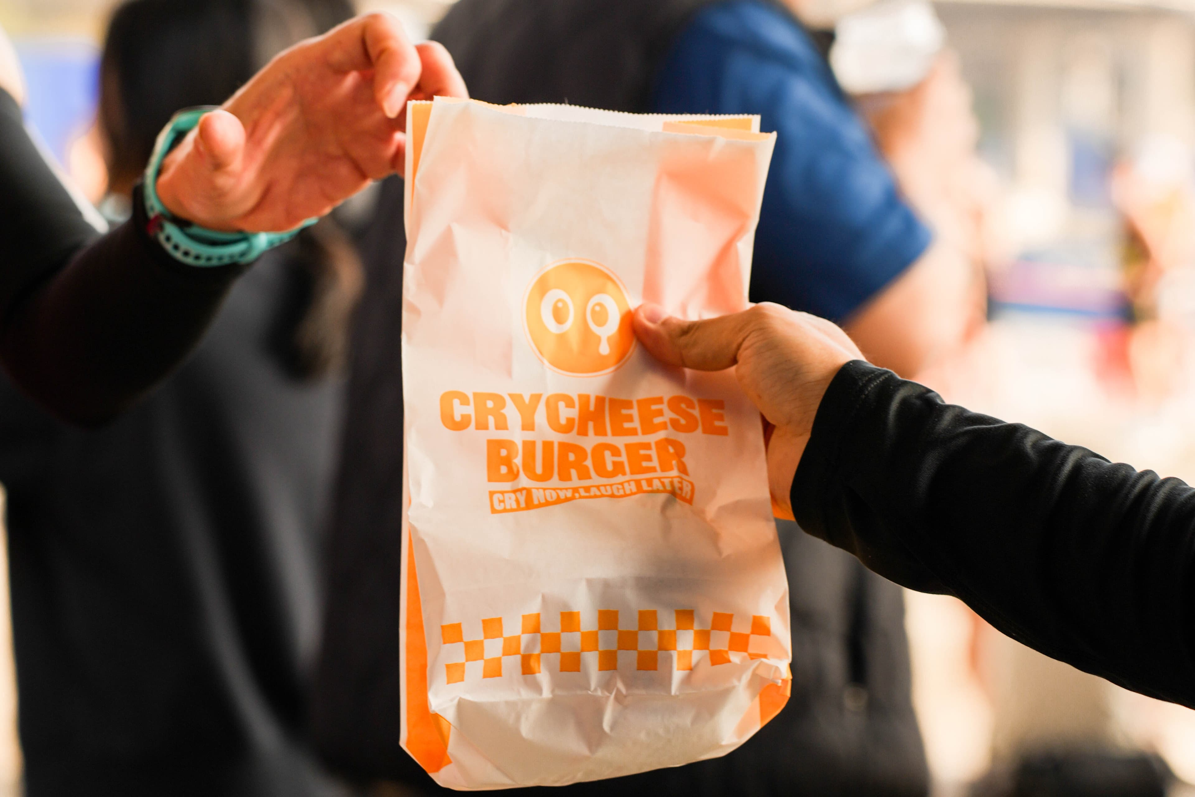 버거 전달 현장