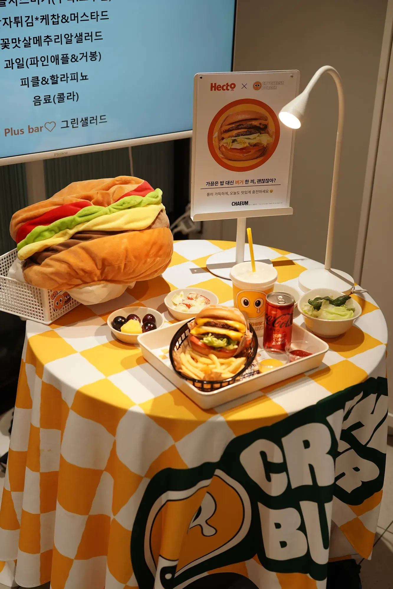 체커 무늬 식탁 위에 차린 버거 세트와 사이드