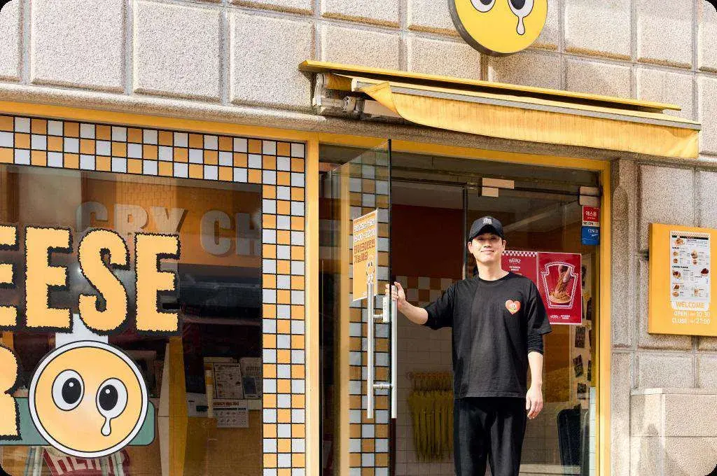체커보드 타일과 엉엉이 간판이 있는 지금의 매장 입구